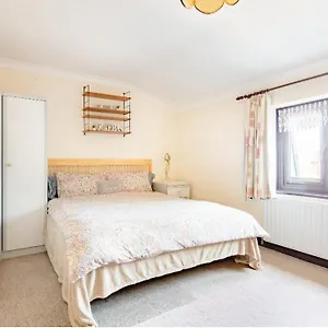 Spacious 2 Mins From Station Guest house London
